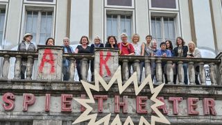Archivbild: Künstlerinnen vom Verein Endmoräne e.V. stehen auf einer Terrasse vom ehemaligen Kino Lichtspieltheater der Jugend. (Quelle: dpa/P. Pleul)