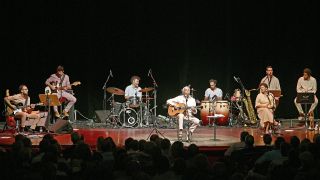 Archivbild: Gilberto Gil spielt mit seiner Band in Wien. (Quelle: dpa/H. Punz)