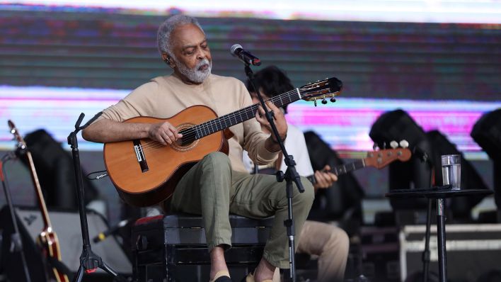 Archivbild: Gilberto Gil spielt bei einem Konzert auf der Akustik-Gitarre. (Quelle: dpa/V. Carvalho)