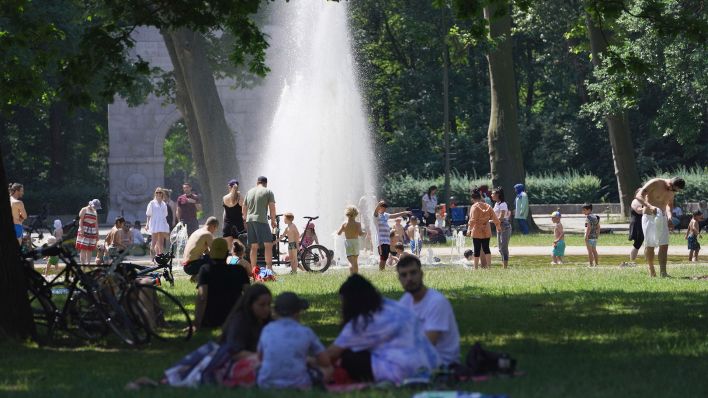 Symbolbild: Zahlreiche Menschen suchen bei hochsommerlichen Temperaturen den kühlenden Springbrunnen im Treptower Park auf. (Quelle: dpa/J. Carstensen)