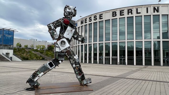 Symbolbild: Die sechs Meter hohe Skulptur «Wertgigant» aus Elektronikschrott vor der Messe Berlin. (Quelle: dpa/C. Dernbach)