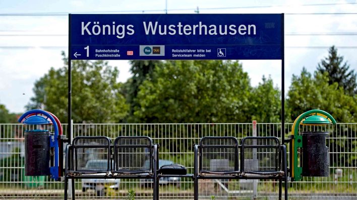 Archiv:Leere Warteplätze, aufgenommen am Dienstag auf dem Bahnhof in Königs Wusterhausen. (Quelle: dpa/Robert Schleusinger)