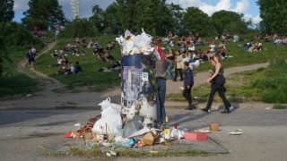 Archivbild: Ein Mülleimer im Mauerpark ist übefüllt. Vom Müllproblem sind nach Angaben der Bezirke die meisten Grünanlagen in Berlin betroffen. (Quelle: dpa/J. Carstensen)