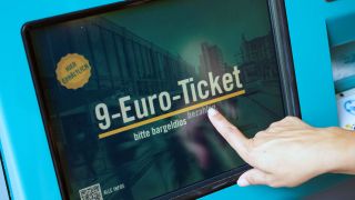 Eine Frau zieht sich an einem Fahrschein-Automaten ein 9-Euro-Ticket. Seit der Einführung des vergünstigten Fahrscheins ist das Passagieraufkommen im ÖPNV deutlich angestiegen. (Foto: Boris Roessler/dpa)