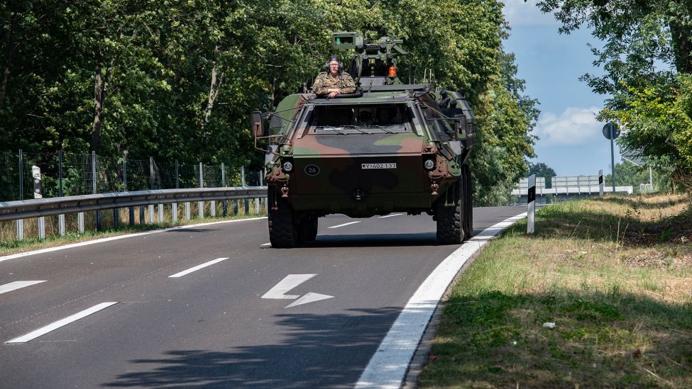 Ein Radpanzer Fuchs der Bundeswehr ist auf einer Abfahrt der Avus unterwegs. (Quelle: dpa/P. Zinken)/