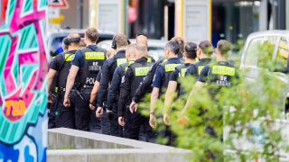 Polizisten stehen in einer Reihe in Berlin. (Quelle: dpa/Christoph Soeder)