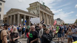 Demonstranten in Berlin protestieren gegen Corona-Maßnahmen. (Quelle: dpa/M. Kuenne)