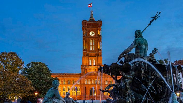 Neptunbrunnen vor dem Roten Rathaus in der Abenddämmerung (Quelle: dpa/Peter Schickert)