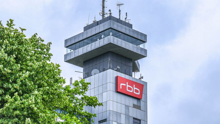 Symbolbild: Gebaeude des RBB-Fernsehzentrums bei Tag im Sommer. (Quelle: dpa/Eibner)