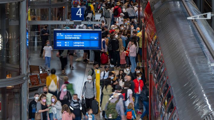 Archivbild: Zahlreiche Menschen steigen am Hauptbahnhof in den Regionalzug. (Quelle: dpa/M. Skolimowska)