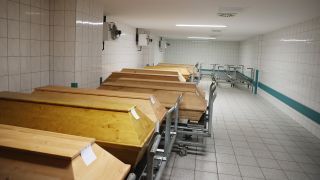 Archivbild: Särge stehen im Kühlhaus des städtischen Krematoriums. (Quelle: dpa/B. Schackow)