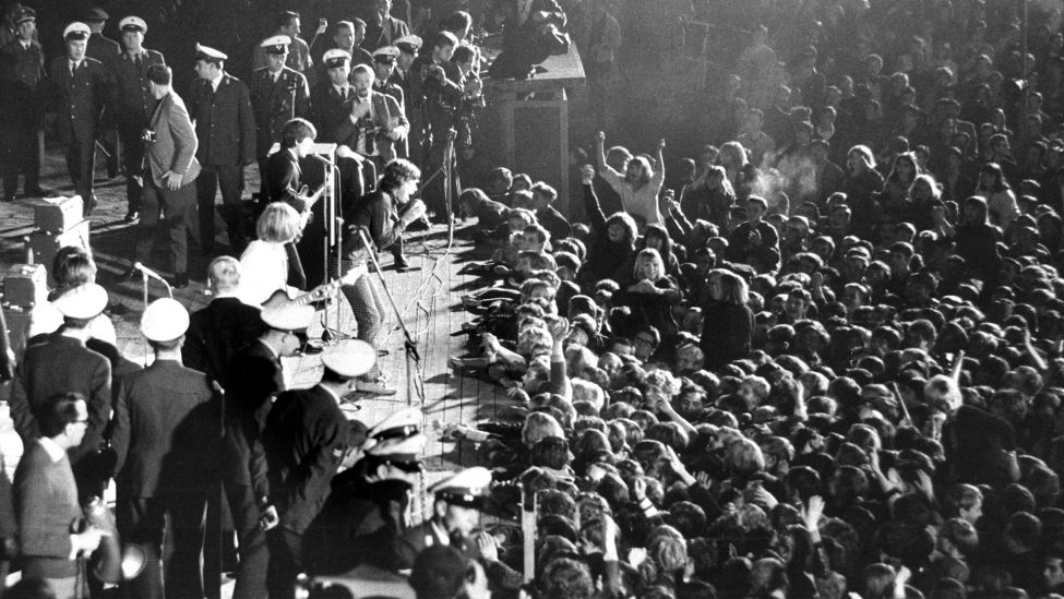 Die britische Rockband "The Rolling Stones" während ihres Konzertes in der Berliner Waldbühne am 15.09.1965. (Quelle: dpa/Konrad Giehr)