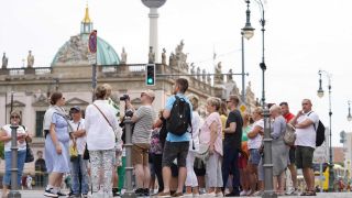 Zahlreiche Touristen stehen vor dem Deutschen Historischen Museum in Sichtweite des Fernsehturms. (Quelle: dpa/Jörg Carstensen)
