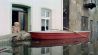 Nur noch mit einem Boot kann Hildegard Luhn ihr vom Hochwasser eingeschlossenes Haus in Eisenhuettenstadt verlassen. (Foto: Jochen Eckel via www.imago-images.de)