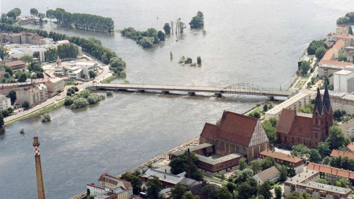 Blick auf das ueberflutete Frankfurt (Oder) (rechts), Slubice, polnische Seite (links). Dazwischen befindet sich die Zollbruecke. (Foto: Jochen Eckel via www.imago-images.de)