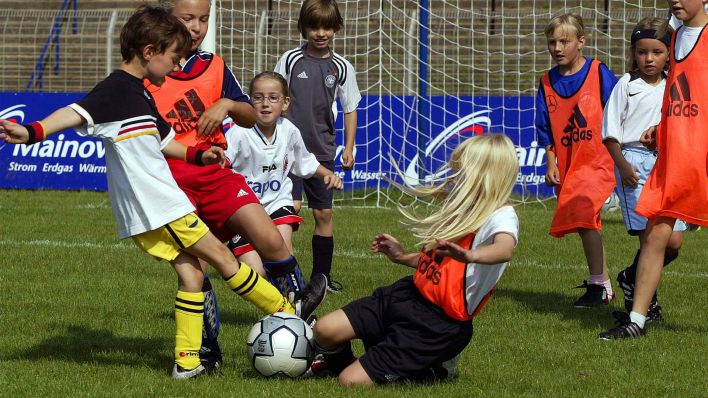 Mädchen beim Fußballspielen (Quelle: imago/Alfred Harder).
