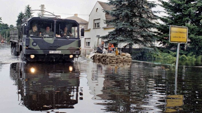 Archiv: Oderflut 1997 - Ein Lkw der Bundesdwehr fährt durch eine ueberflutete Strasse in Brieskow-Finkenheerd. (Foto: Jochen Eckel via www.imago-images.de)