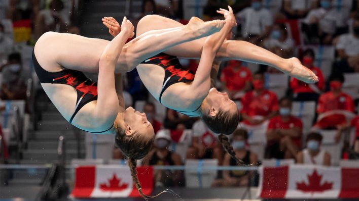 Lena Hentschel und ihre Synchronpartnerin Tina Punzel bei einem Salto vom 3-m-Brett (Quelle: imago/Insidefoto)