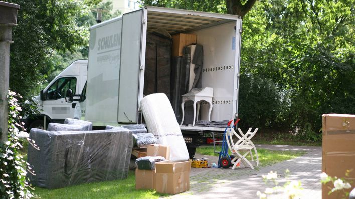 Ein Umzugswagen wird beladen (Quelle: imago images/Waldmüller)
