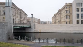 Rathaus-Brücke in Berlin-Mitte (Bild: imago images/Dirk Sattler)