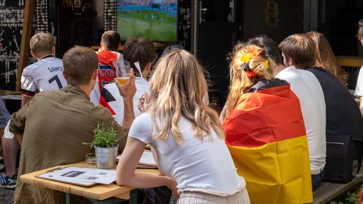 Symbolbild: Fußballfans verfolgen das Spiel Deutschland-England am 29.06.2021 (Quelle: imago/T.Seeliger)