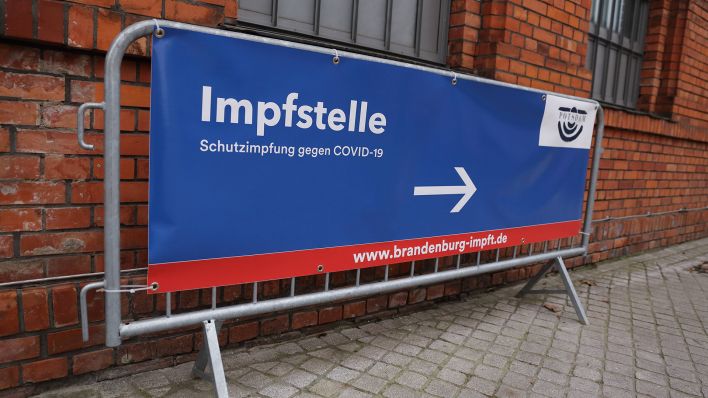 Symbolbild: Wegweiser zur Impfstelle in Potsdam am 11. Januar 2022 (Quelle: imago/Martin Müller)