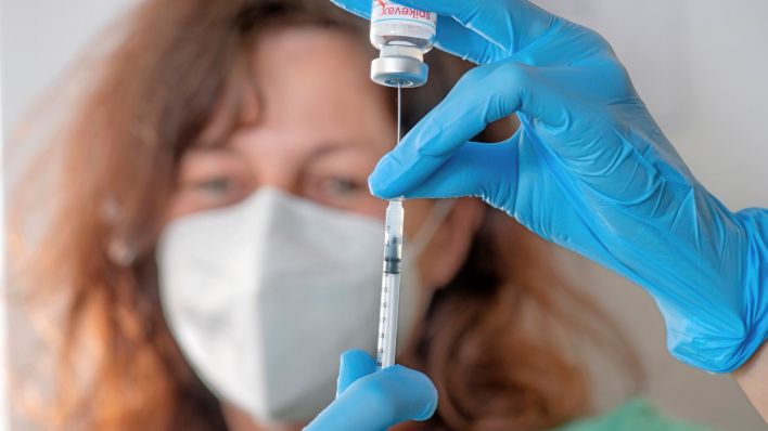 Medizinische Fachangestellte zieht Impfspritze mit Impfstoff Spikevax von Moderna auf (Bild: imago images/Wolfgang Maria Weber)