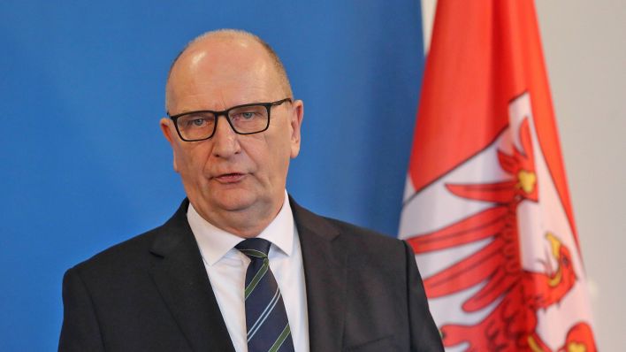Archivbild: Dietmar Woidke SPD, Ministerpräsident Brandenburg gibt am 21.02.2022 ein Pressestatement. (Quelle: imago images/Martin Müller)
