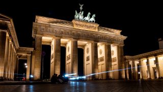 Blick auf das Brandenburger Tor bei Nacht in Berlin. (Bild: imago images/David Inderlied)
