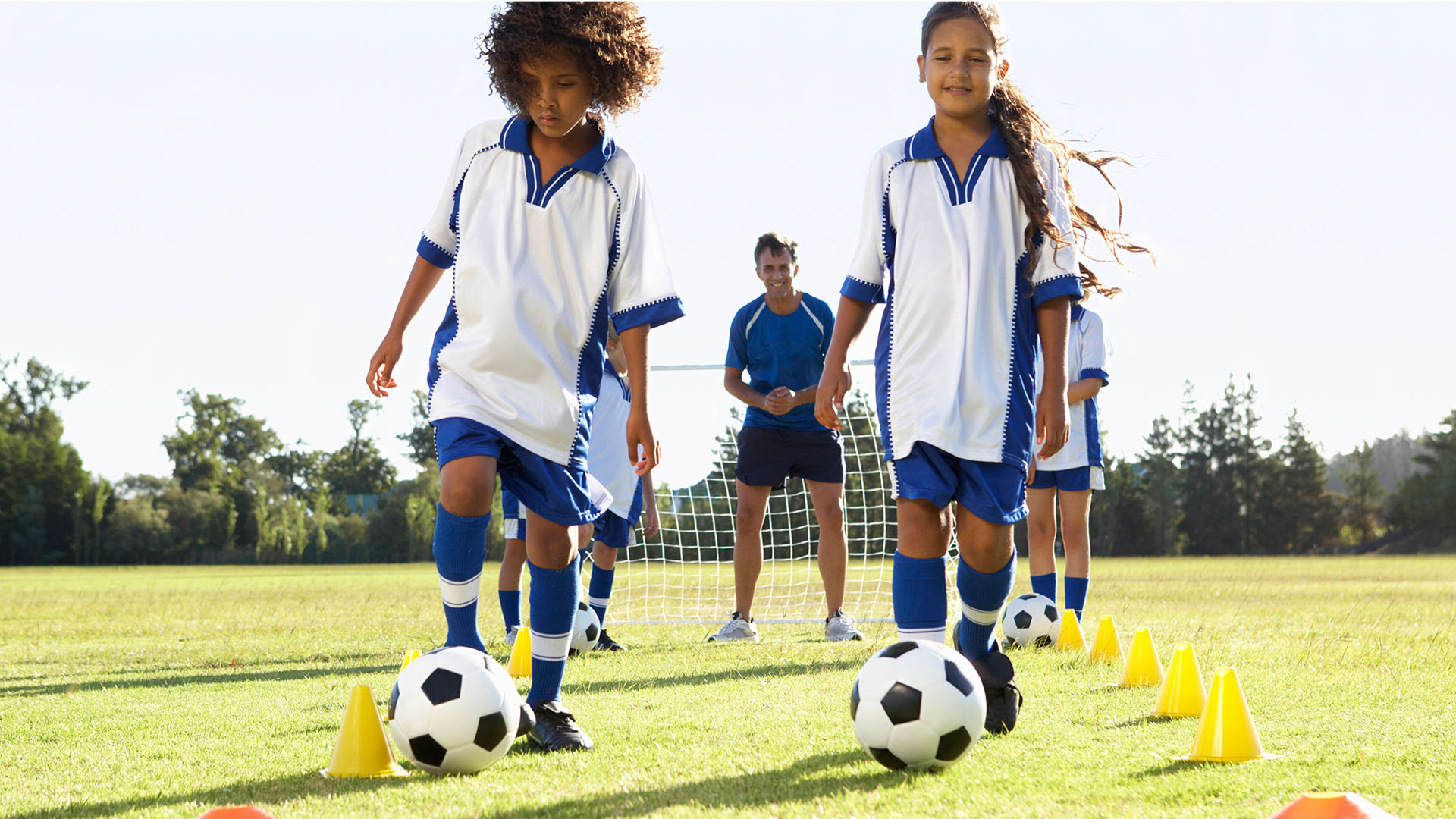 Symbolfoto: Mädchen trainieren Fußball (Quelle: imago-images/Shotshop)
