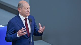 Bundeskanzler Olaf Scholz (SPD) spricht bei der Regierungsbefragung in der Plenarsitzung im Deutschen Bundestag. (Quelle: dpa/Bernd von Jutrczenka)