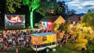 Das Mobile Kino Uckermark, hier auf Gut Boltenhof (Quelle: Multikulturelles Centrum Templin/Tom Schweers. )