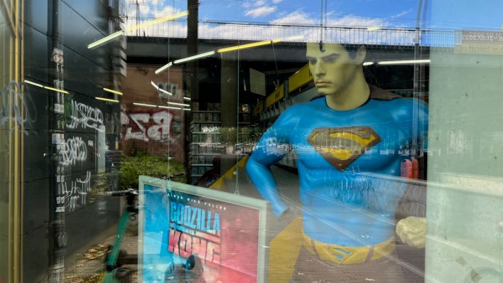 Eine Superman-Figur schaut aus einer Videothek (Quelle: rbb/Oliver Noffke)
