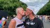 Zwei Männer küssen sich (Quelle: Julian von Bülow).