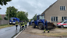 THW-Mitarbeiter bei Löscharbeiten am 7. Juli 2022 in der Lieberoser Heide (Bild: rbb/Josefine Jahn)