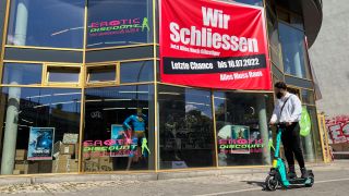 "Wir schliessen" steht auf einem großen Banner an einer ehemaligen Videothek an der Greifswalder Straße (Quelle: rbb/Oliver Noffke)