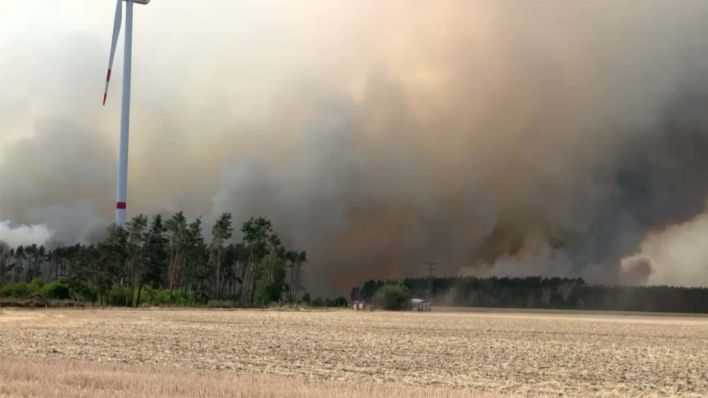 Der Waldbrand bei Kölsa hat sich am 25.07.2022 auf 100 Hektar ausgeweitet. Ort Rehfeld wird evakuiert. (Quelle: rbb)