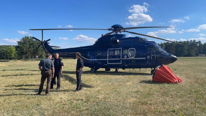 Hubschrauber der Bundespolizei, der am 04.07.2022 neu betankt wurde, um in der Lieberoser Heide weiterhin im Einsatz zu bleiben. (Quelle: rbb/Josefine Jahn)