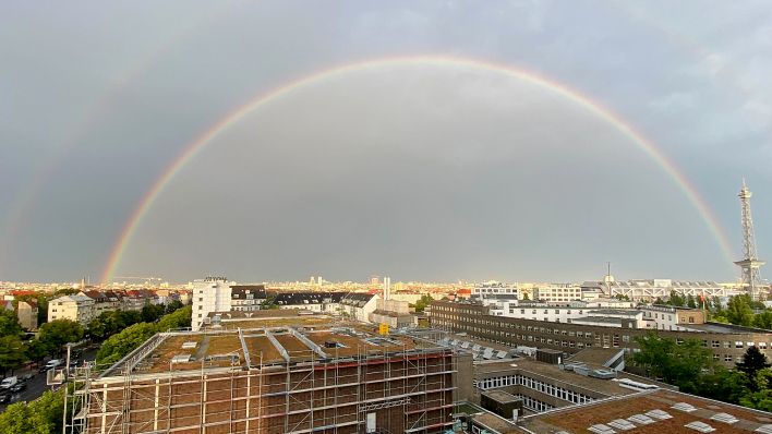 Ein Regenbogen hat sich am 25.07.2022 über Berlin gebildet. (Quelle: rbb24/Fabian Wallmeier)