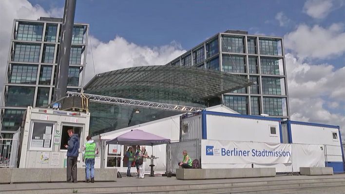 Die Welcome Hall der Berliner Stadtmission am 16.07.2022 vor dem Berliner Hauptbahnhof. (Quelle: rbb)