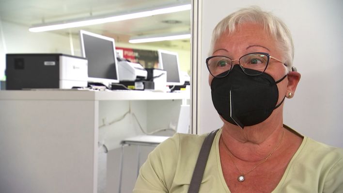 Eine Patientin mit Maske wartet in einem Impfzentrum. (Quelle:rbb)