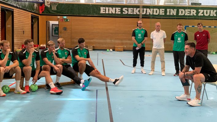 Füchse-Sportvorstand Stefan Kretzschmar schwört die Mannschaft zu Beginn der Vorbereitung auf die neue Saison ein (Quelle: Füchse Berlin)