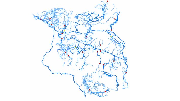Eine Karte mit dem Flussnetzes von Berlin und Brandenburg. Messpunkte in rot, gelb und grün zeigen an, ob Niedrigwasser vorherrscht. 22 von 26 Punkte sind rot. Stand: 22.07.2022 (Quelle: Auskunftsplattform Wasser/Landesamt für Umwelt Brandenburg).