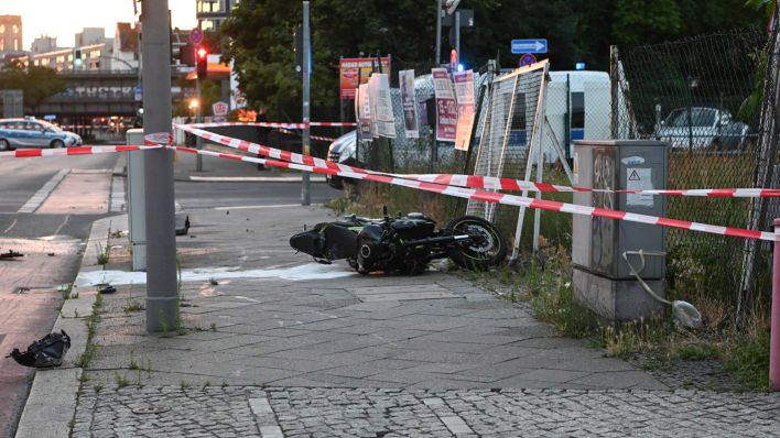 Nach einem Unfall am Sachsendamm liegt ein Motorrad auf dem Gehweg (Bild: Morris Pudwell)