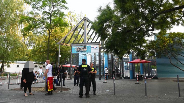 Polizei- und Notarzt-Einsatz nach einer Schlägerei im Columbiabad, Berlin Neukölln. (Quelle: M. Pudwell)