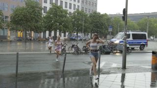 Junge Frauen flüchten vor dem Regen, Bild: TeleNewsKontor