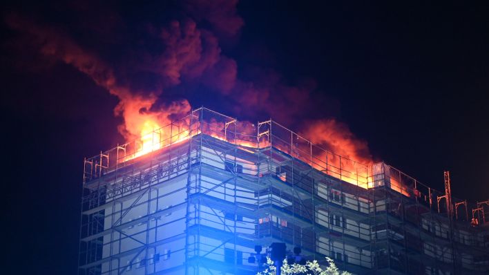In Berlin-Gesundbrunnen hat es am 24.08.2022 auf dem Dach eines achtgeschossigen Hauses eine Explosion gegeben. (Quelle: Morris Pudwell)