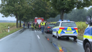 Schwerer Autounfall am 21.08.2022 bei Döbern-Tschernitz im Landkreis Spree-Neiße, Brandenburg. Zwei Personen verstarben am Unfallort. (Quelle: NonStopNews)
