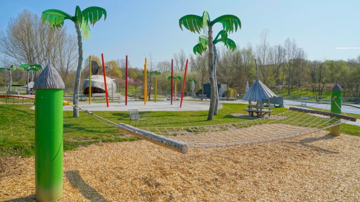 Ein Spielplatz in den Gärten der Welt in Berlin - künstliche Palmen, aber kein Schatten (Quelle: POP-EYE/Christian Behring)