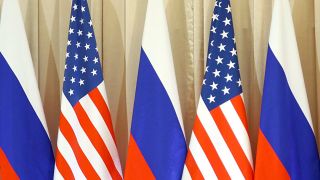 Archivbild: Die Flaggen von Russland und den USA stehen am 07.06.2009 beim Besuch von US-Präsident Obama in Moskau nebeneinander. (Quelle: dpa/Sergei Ilnitsky)